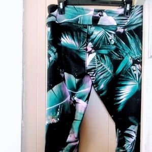 Guru  Active Tropical Capri's Leggings Large